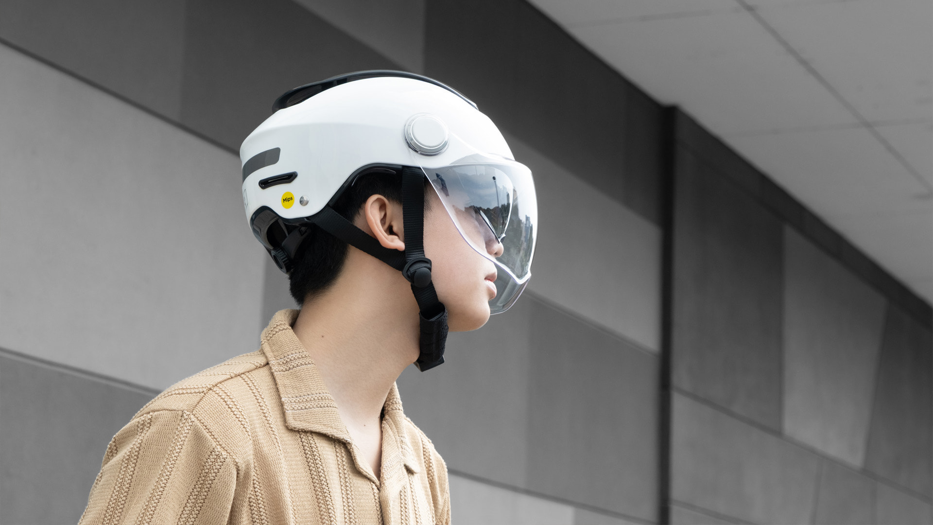 Trải nghiệm mũ bảo hiểm có kính Falcon Bee