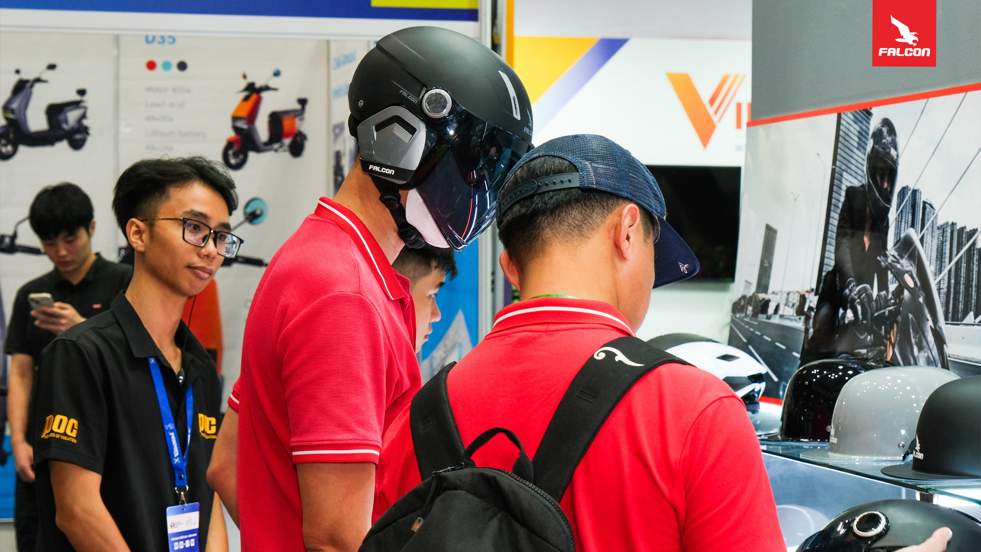 Mua mũ bảo hiểm carbon tại cửa hàng