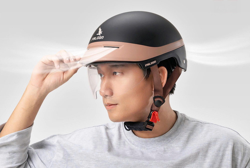 Người mẫu đội nón bảo hiểm F11