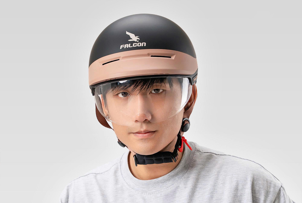 Người mẫu đội nón bảo hiểm F11