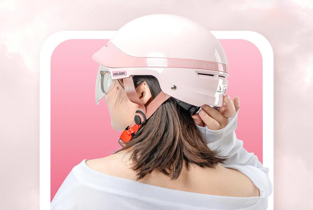 Người mẫu nữ đội nón bảo hiểm F11